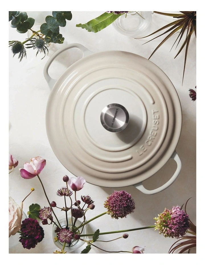 Le Creuset Signature Round Casserole 24cm Meringue 4 Le Creuset Signature Round Casserole 24cm Meringue - Image 2