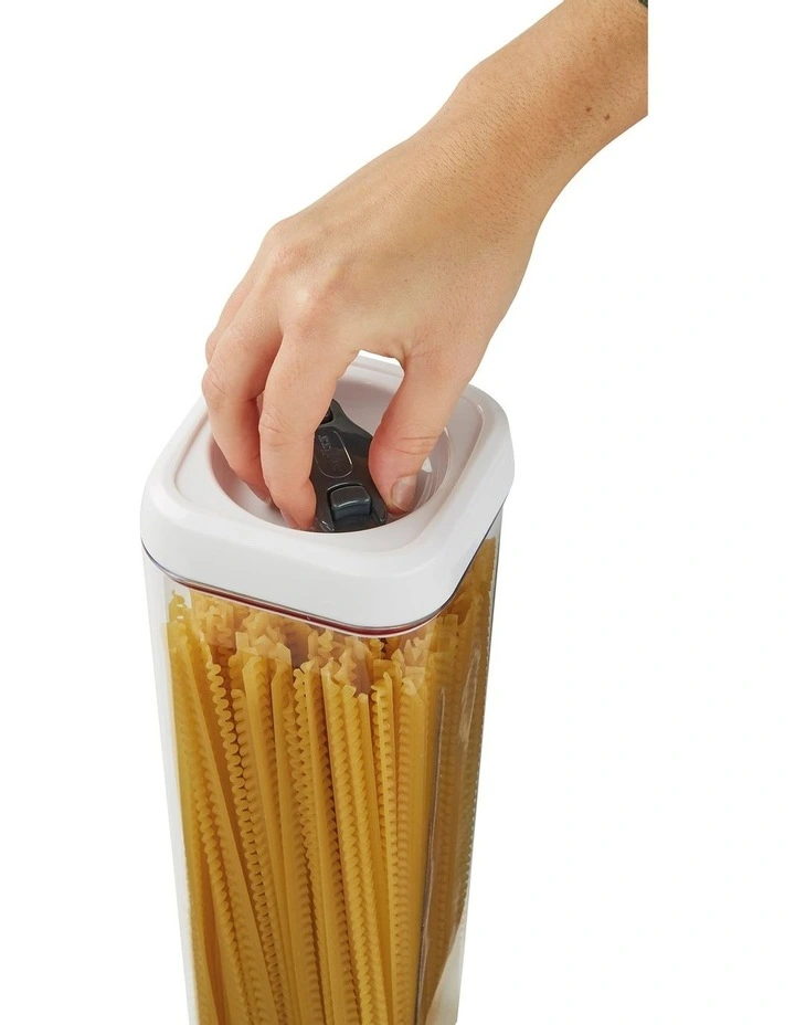 Zyliss Twist & Seal 1.6L Rectangle Container 5 Zyliss Twist & Seal 1.6L Rectangle Container - Image 3